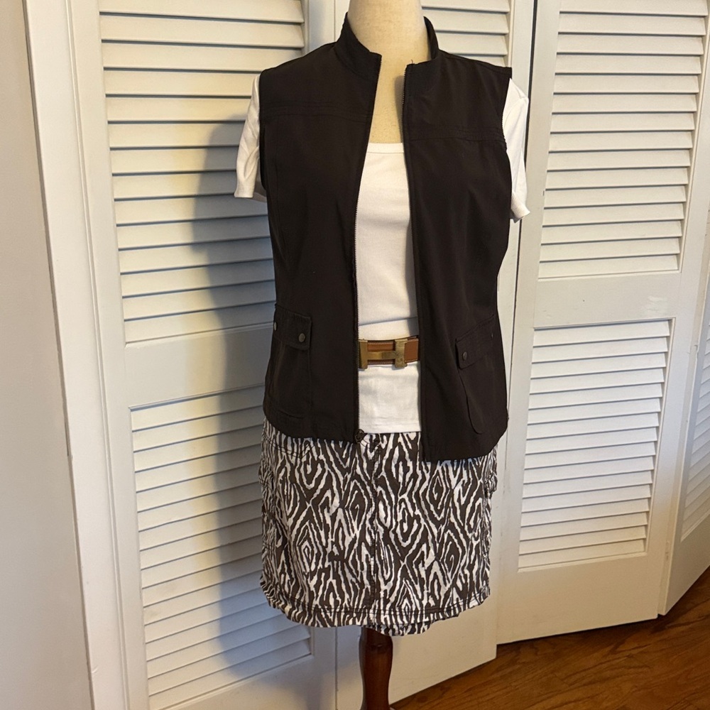 Chicos Zenergy No Wrinkle Vest with Brown and White Skirt Set